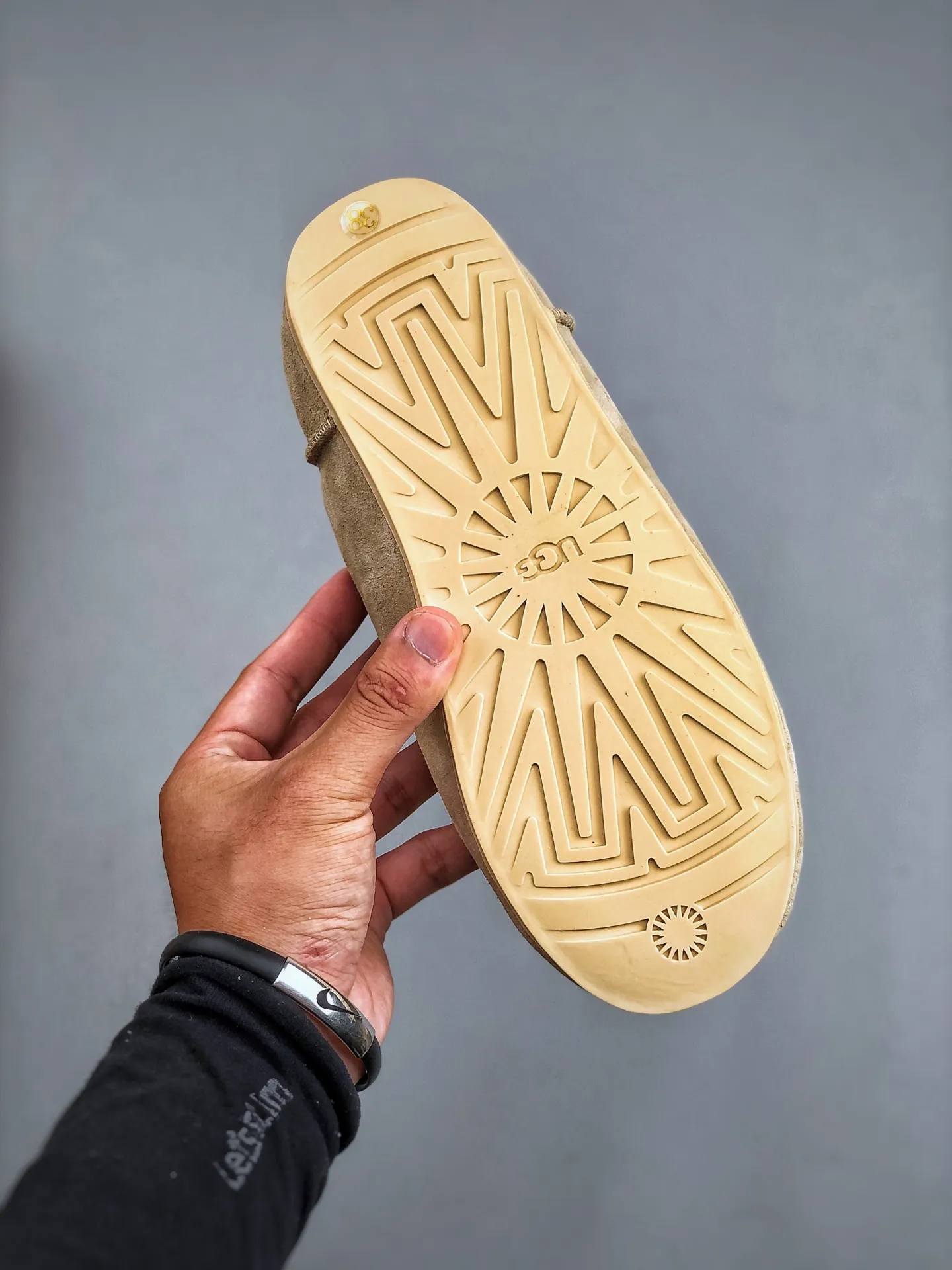 Local pick-up💰560 supports store placement. The top version of ugg on the market. 25 new models. UGG Classic Micro. Classic super mini. Classic boot type with lower cut design. Easy to match at home and out. Produced by a large foreign trade factory in Guangzhou. Toe to insole. Genuine sheep fur integrated. Independent outer box packaging. Chip with waterproof technology. Different from any version on the market. Independently developed original outsole and cashmere insole to keep you warm in winter and suitable for home use. In recent years, uug has launched a style series that is partially geared towards the preferences of young consumers and has also moved to the forefront of fashion trends. Shoe body material Water-repellent coated suede upper 17 mm UGGPURE™ implanted wool insole Lightweight non-slip and comfortable rubber outsole With brand LOGO trademark Comes with a full set of packaging Size: 35-40